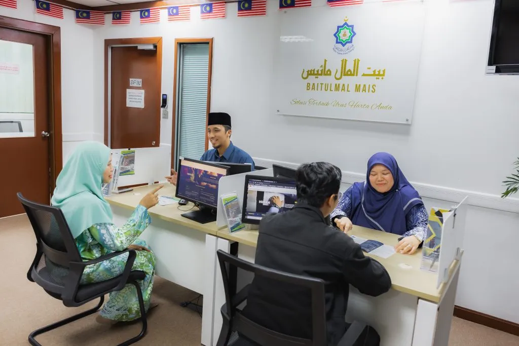 Agihan bantuan Baitulmal MAIS kepada masyarakat.